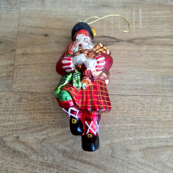 Scottish dancing Santa playing bagpipe Christmas tree ornament - Picture 3 of 7